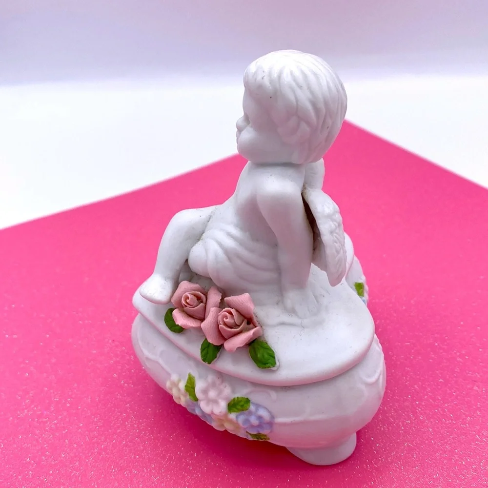 Vintage White Porcelain Cherub Angel Heart Shaped Trinket Box Valentines Gift